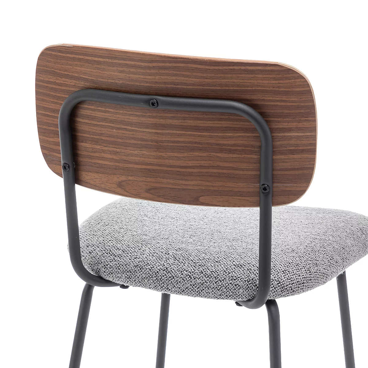 Gros plan d'une chaise. Dossier en bois, assise grise, cadre noir.