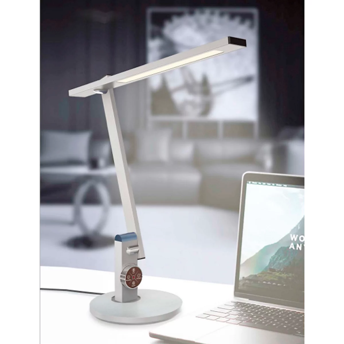 Bureaulamp met laptop. De lamp is wit, modern en staat op een bureau.