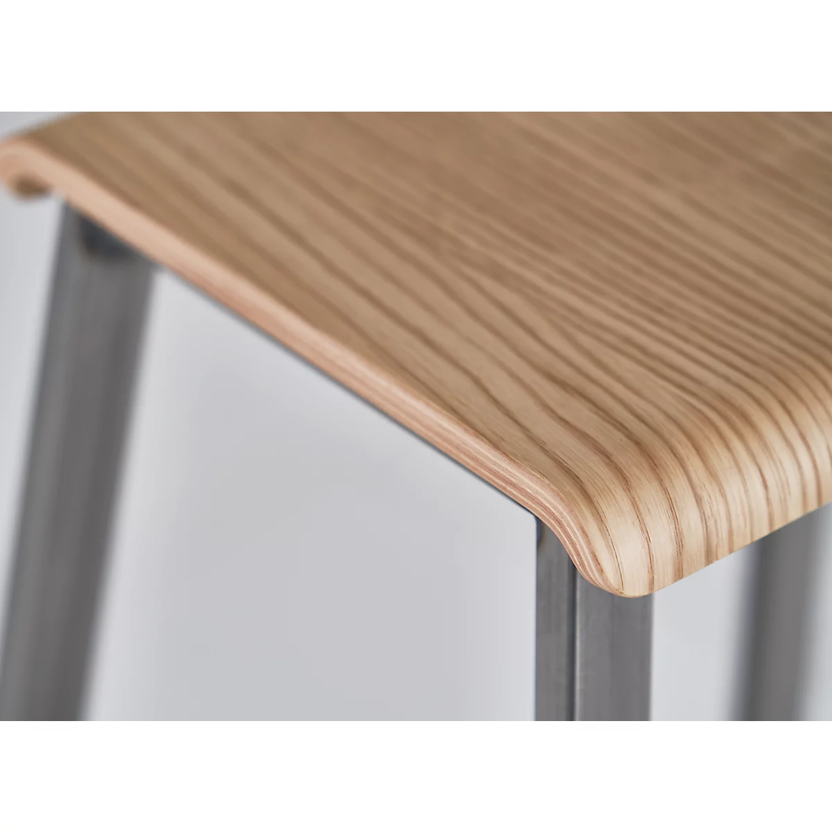 Meeting Point barkruk, industrieel ontwerp, eiken echt houtfineer, poten van ruw staal, zithoogte 770 mm, 2 stuks