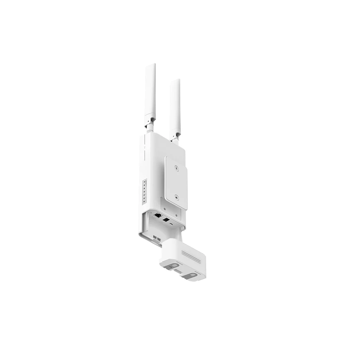 Weißer Outdoor-Router mit zwei Antennen und einer leicht geöffneten Abdeckung am Boden vor weißem Hintergrund.