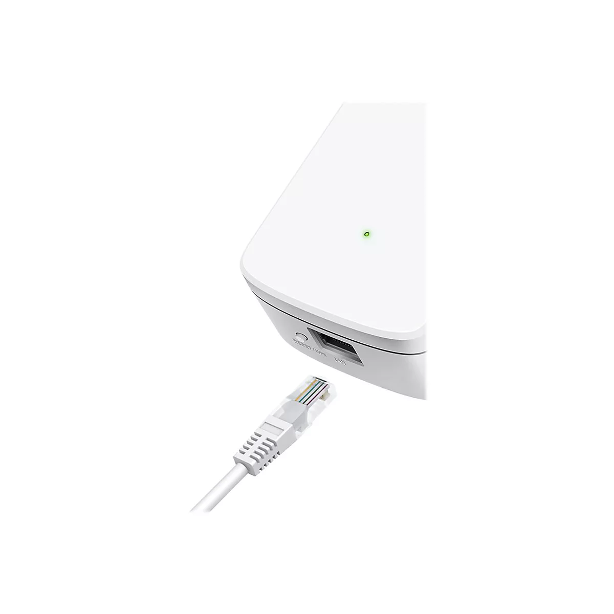 Nahaufnahme eines weißen WLAN-Repeaters mit grün leuchtender Status-LED und einem sich nähernden Netzwerkkabel.