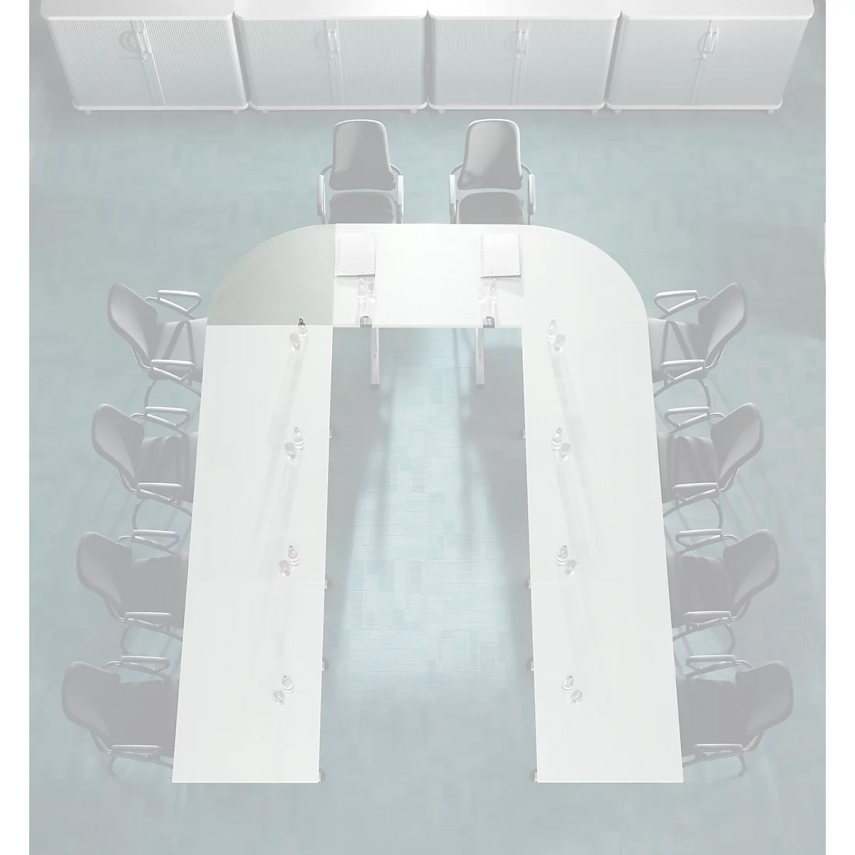 Sala de conferencias con mesa ovalada y sillas, vista de pájaro. La sala parece vacía pero acogedora.