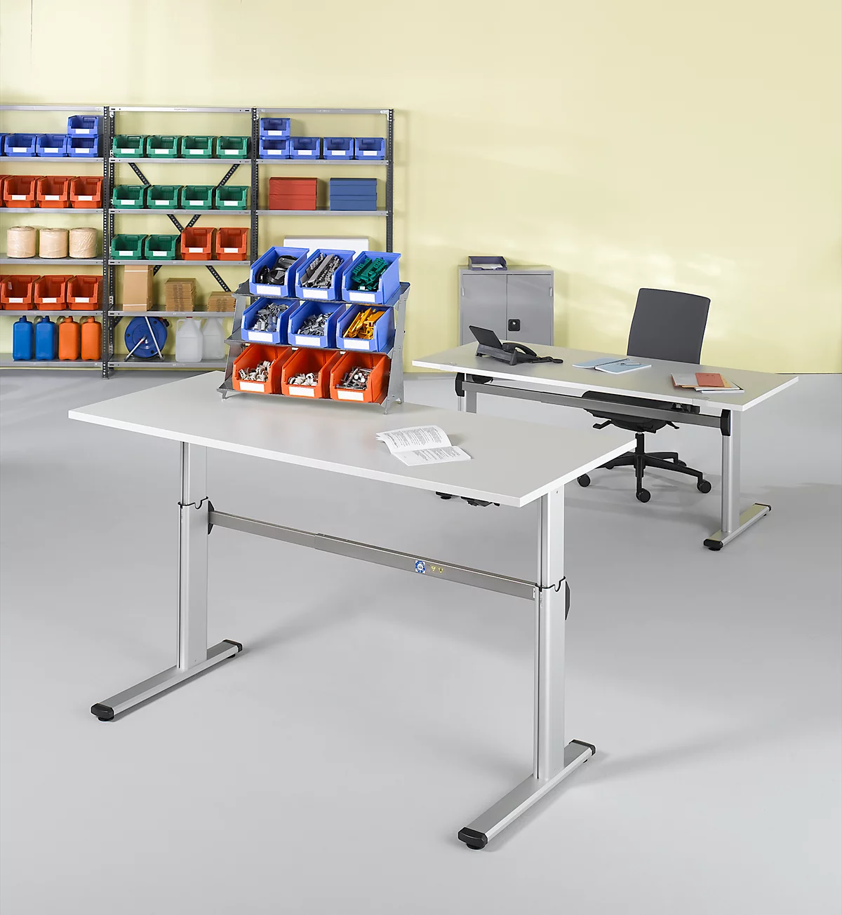 Mesa de trabajo Schäfer Shop Select, regulable en altura eléctricamente, rectangular, pie C, ancho 1800 x fondo 800 x alto 725-1185 mm, aluminio gris claro/blanco