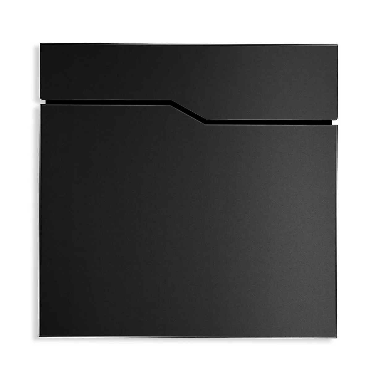 Panneau avant rectangulaire noir avec dessus fraisé. Une petite fente traverse l'avant.