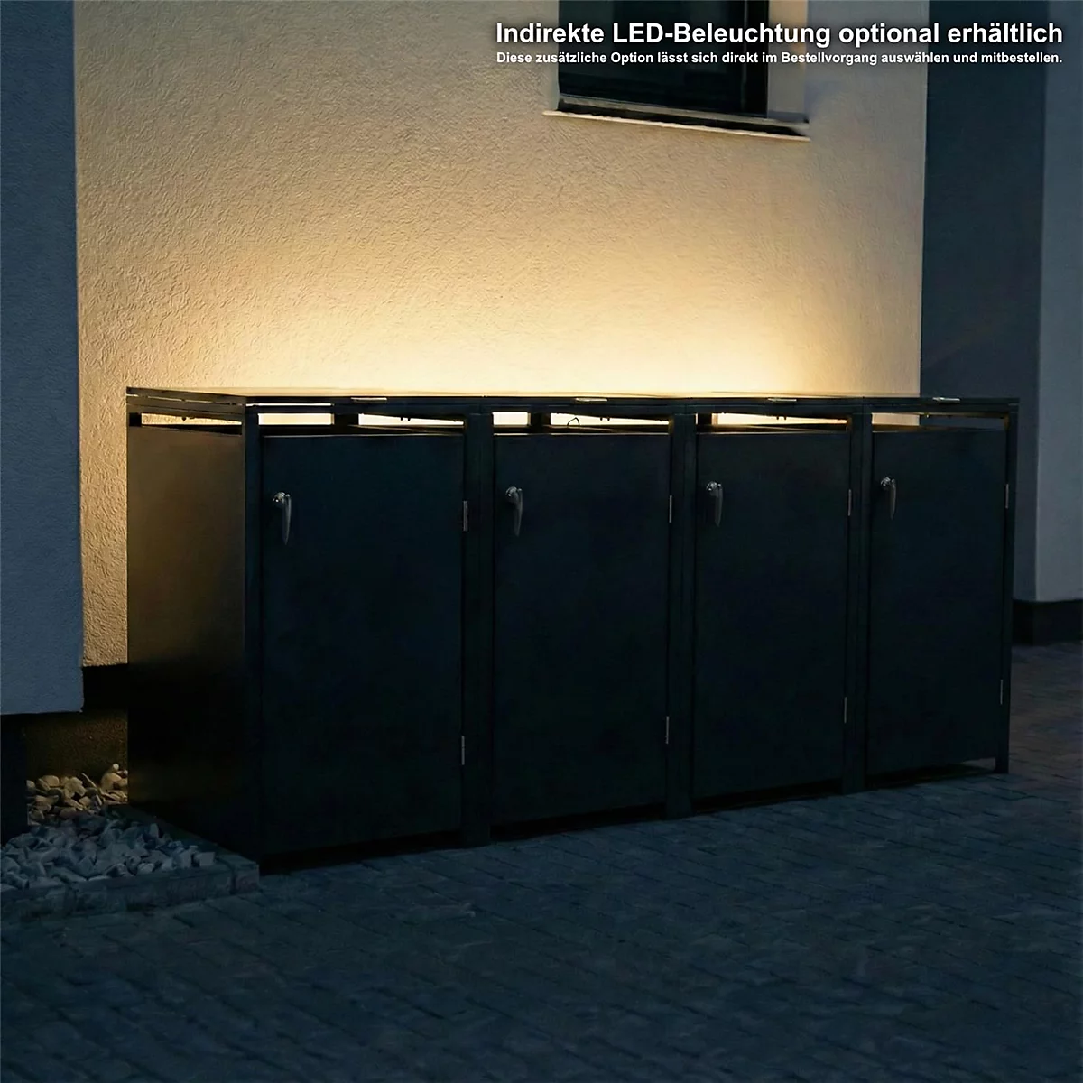 Coffre à poubelles sombre avec éclairage LED indirect. L'arrière-plan montre un mur de maison, le sol des pavés.