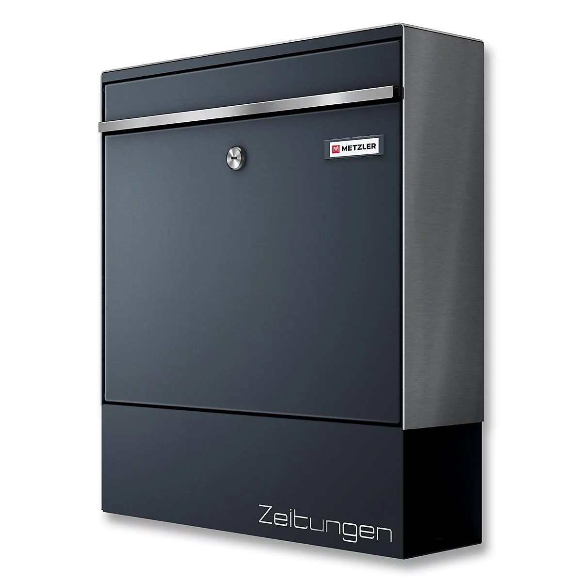 Dunkelgrauer Briefkasten mit dem Schriftzug "Zeitungen". Oben ein Metallstreifen, rechts eine silberfarbene Ecke. Kleines rotes Metzler-Logo.