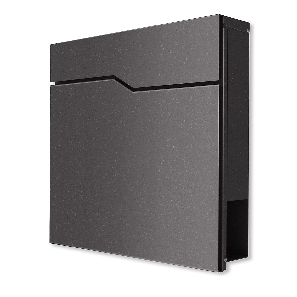 Donkergrijze, rechthoekige brievenbus, met een subtiel design. Boven loopt een diagonale lijn.