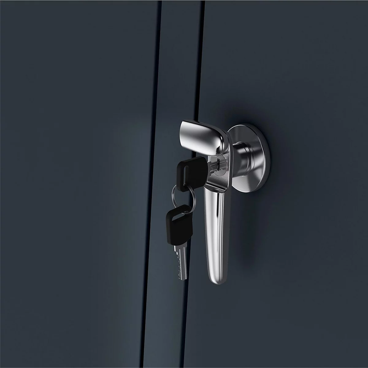 Nahaufnahme eines Schrankgriffs mit Schlüsseln. Der Griff und die Schlüssel sind silberfarben, der Schrank ist dunkelblau.