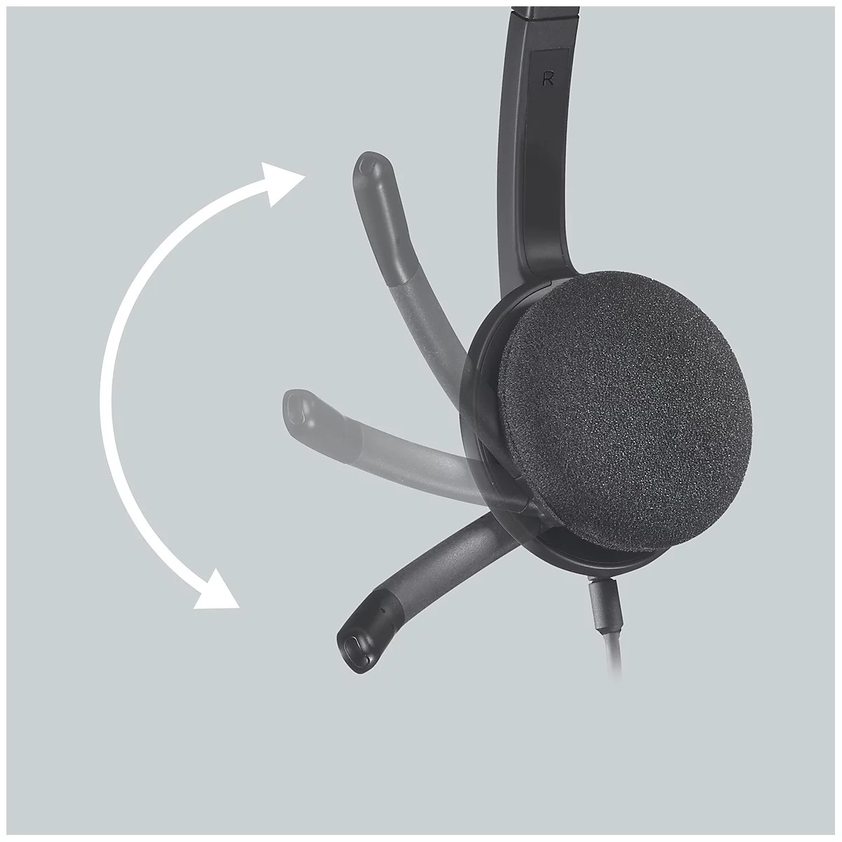 Gros plan d'un casque noir, dont le bras du microphone est montré dans différentes positions. La flèche illustre la flexibilité.