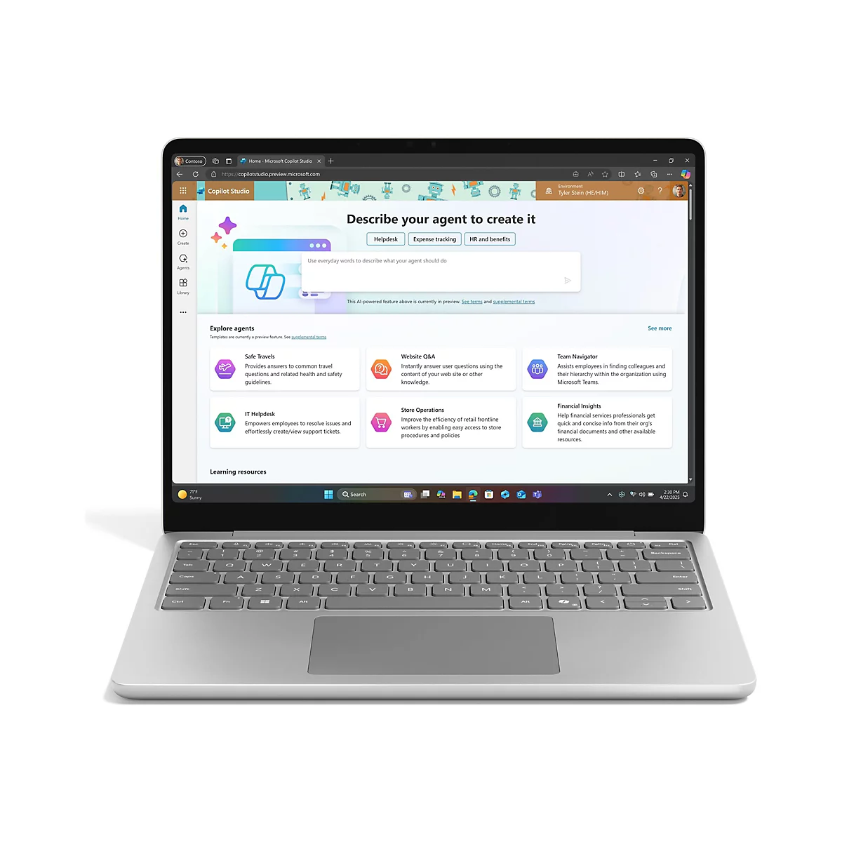 Ein Laptop mit geöffnetem Bildschirm, auf dem die Microsoft Copilot Studio-Oberfläche angezeigt wird. Die Seite zeigt Optionen zum Erstellen eines Chatbots, zusammen mit verschiedenen Themen, wie z. B. Reisefragen und IT-Helpdesk-Funktionen.