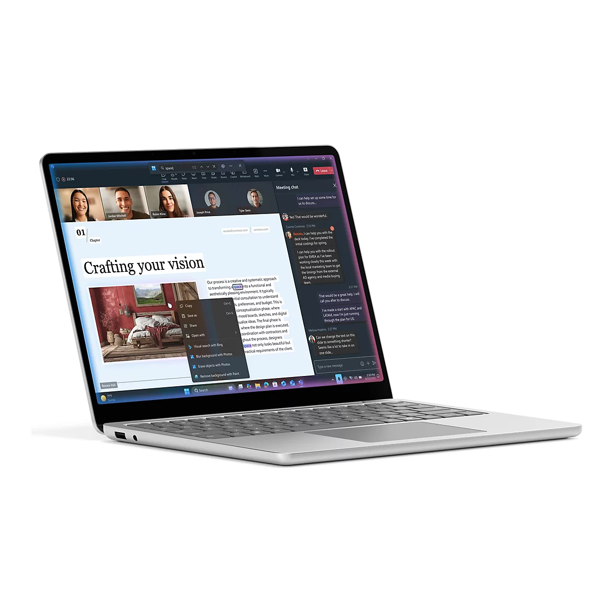 Ein Laptop mit Videokonferenz-Software zeigt eine laufende Besprechung. Auf dem Bildschirm sind Gesichter von Teilnehmern sowie Chat-Nachrichten zu sehen.