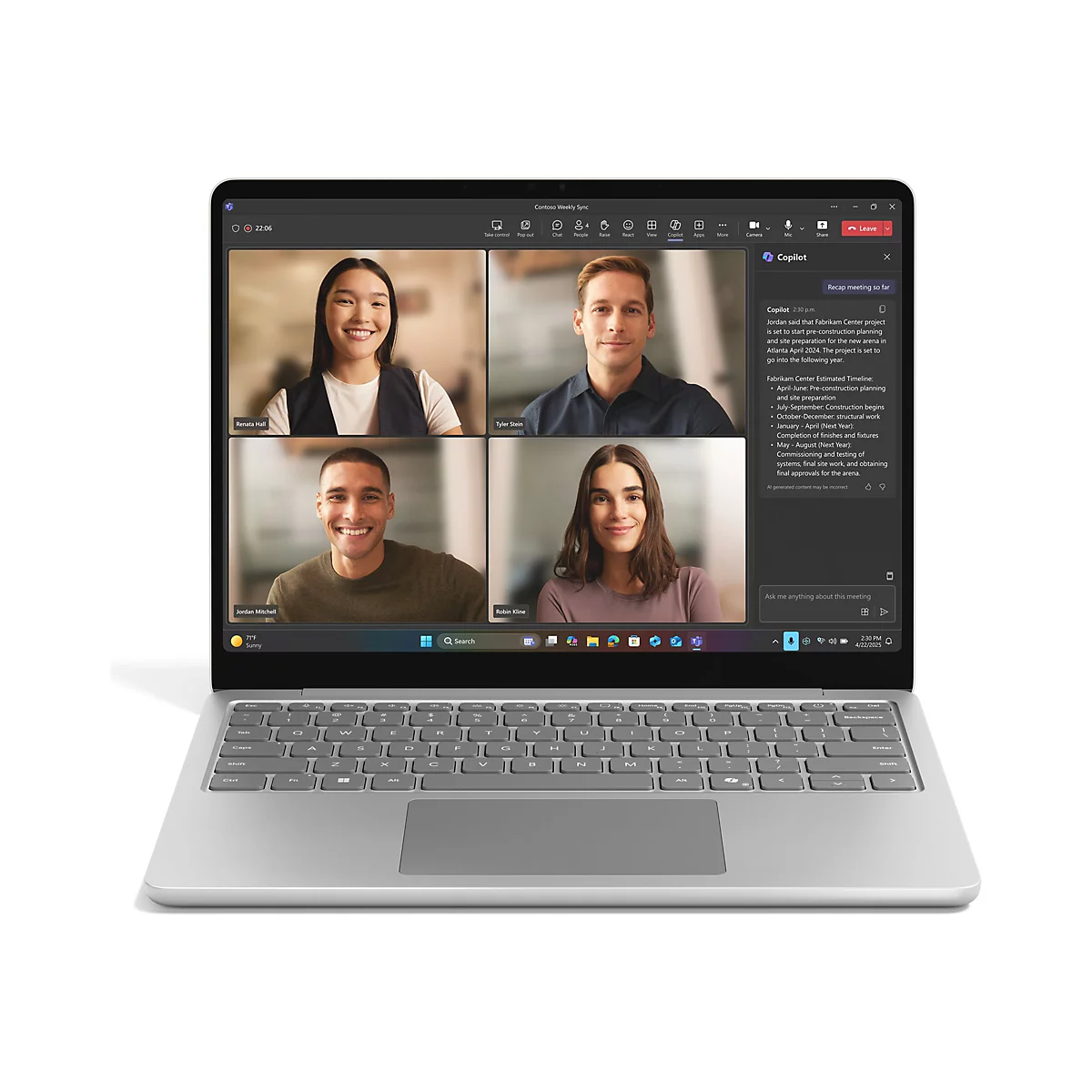 Ein silberner Laptop zeigt eine Videokonferenz mit vier Teilnehmern. Auf dem Bildschirm werden außerdem Chat-Nachrichten und Wetterinformationen angezeigt. Die Tastatur ist ebenfalls sichtbar.