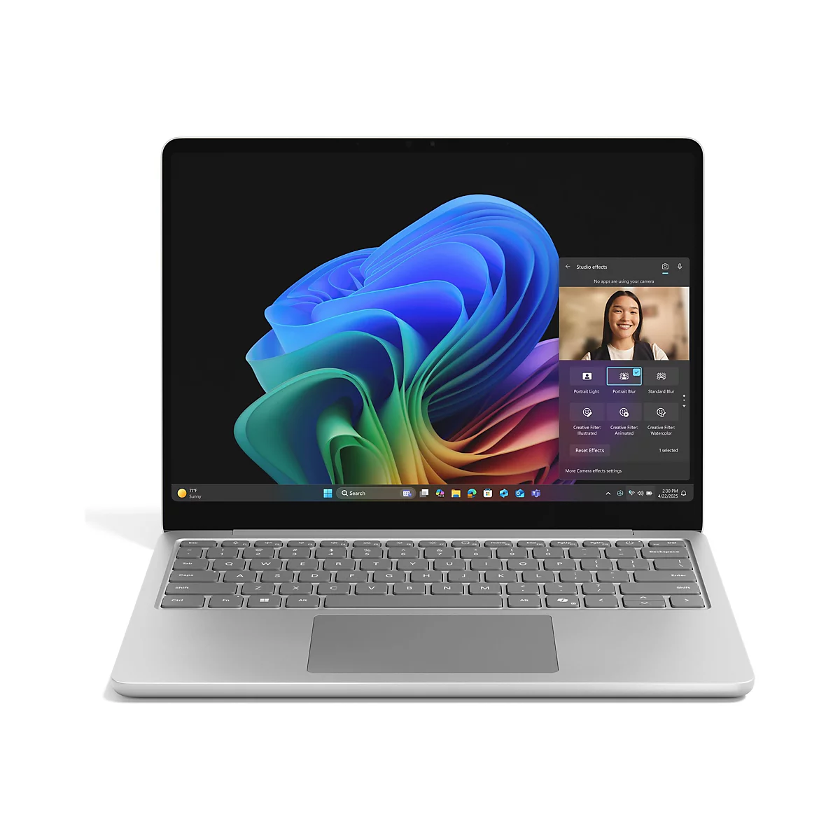 Ein silberfarbenes Laptop mit geöffnetem Bildschirm. Auf dem Bildschirm befindet sich eine Benutzeroberfläche mit Webcam-Effekten. Eine junge Frau lächelt im Kamerabild. Auf dem Desktop-Hintergrund ist ein blau-weißes Muster.