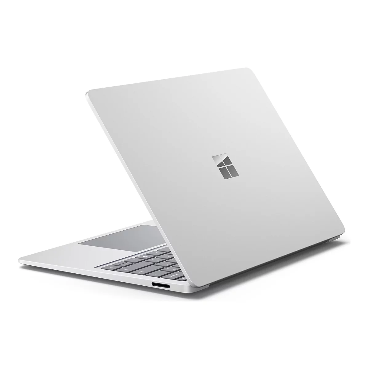 Ein geÃ¶ffnetes, weiÃŸes Notebook im 45-Grad-Winkel. Auf der Oberseite ist das Microsoft-Logo zu sehen.