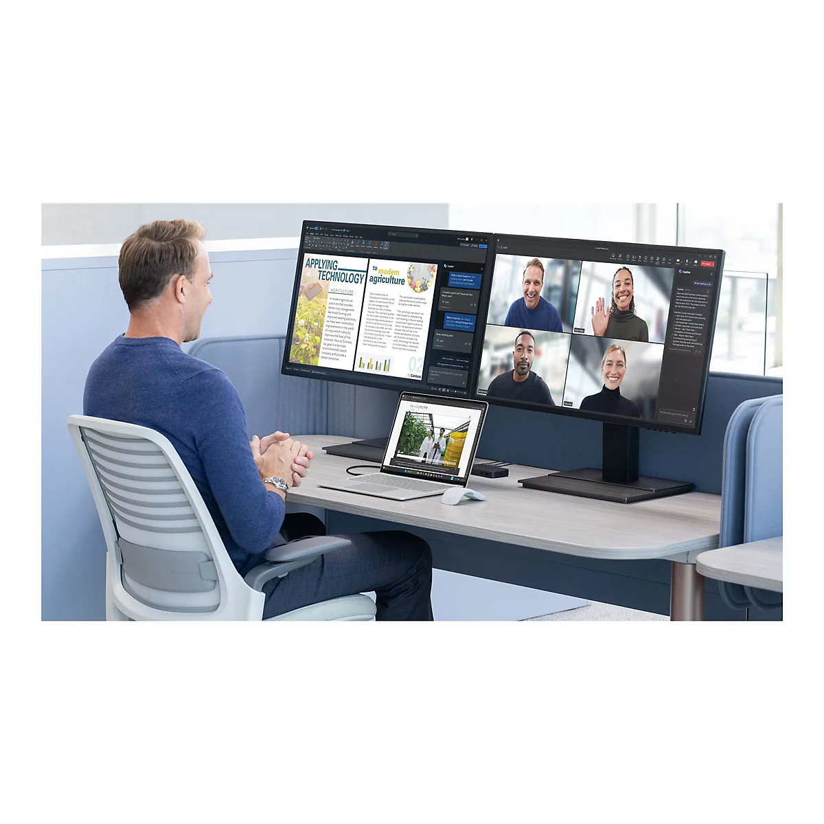 Mann sitzt vor Bildschirmen, Videokonferenz. Auf einem Monitor Texte, auf dem anderen Videobilder von Personen.