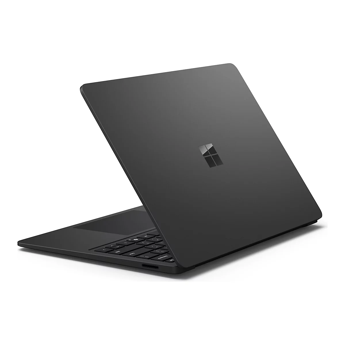 Ein schwarzer Laptop, leicht geöffnet, vor weißem Hintergrund. Das Microsoft-Logo ist auf dem Deckel zu sehen.