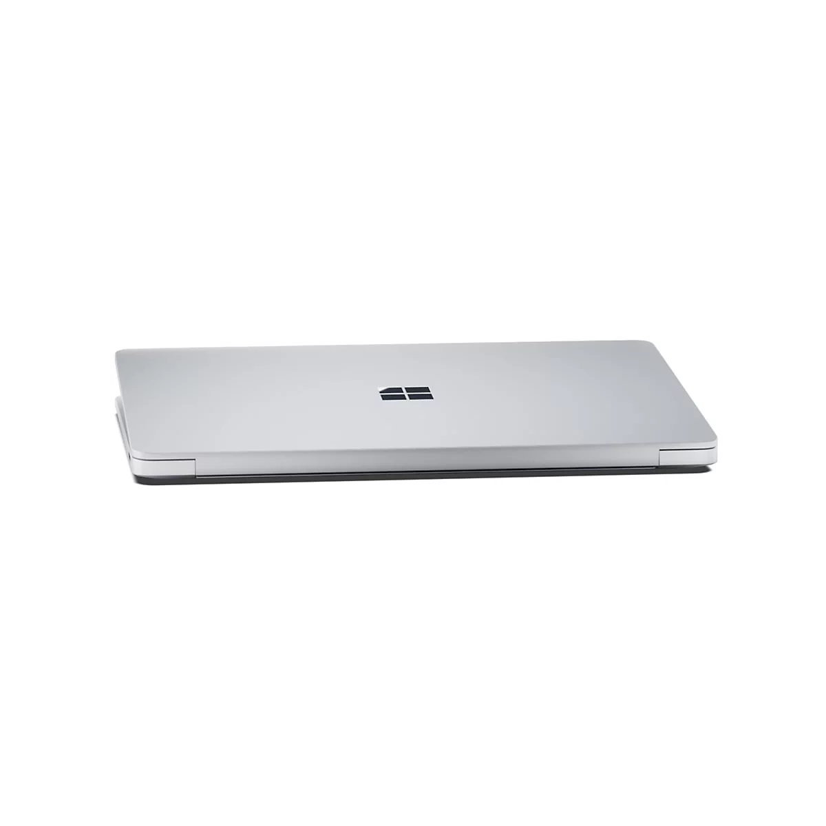 Geschlossenes silbernes Laptop mit dem Microsoft-Logo auf weiÃŸem Hintergrund.