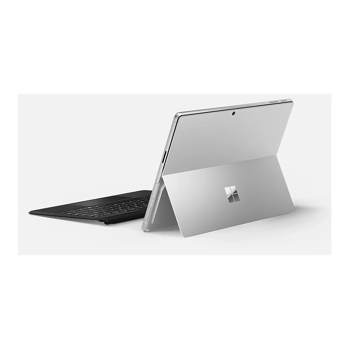 Silbernes Tablet mit schwarzer Tastatur, angelehnt. Bildschirm zeigt das Microsoft-Logo.