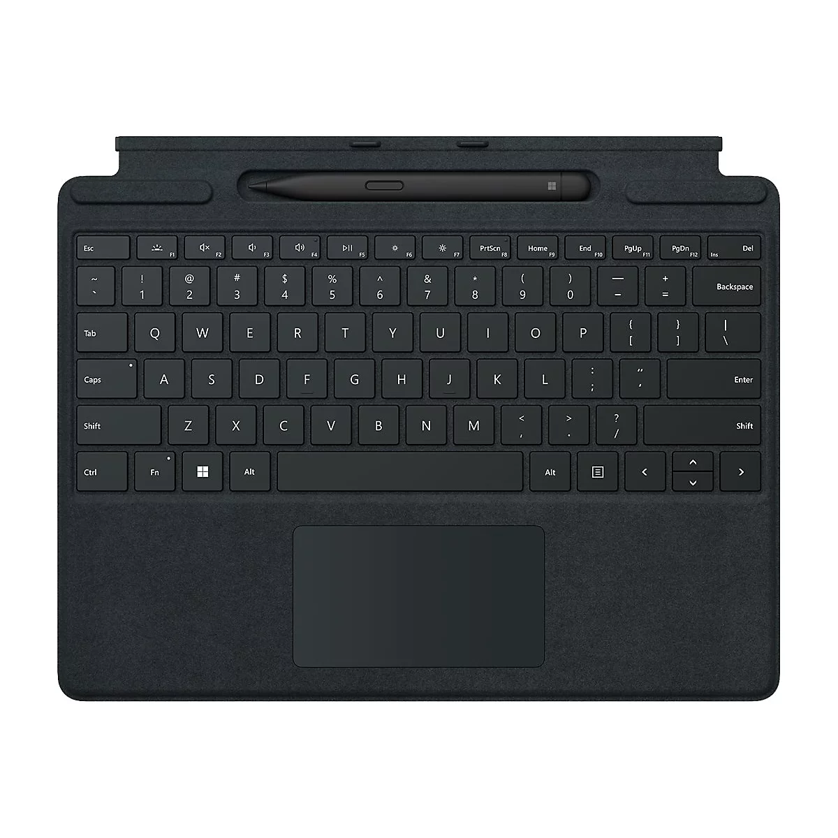 Schwarzes Surface Pro Keyboard mit integriertem Stift in der oberen Ablage auf weißem Hintergrund.