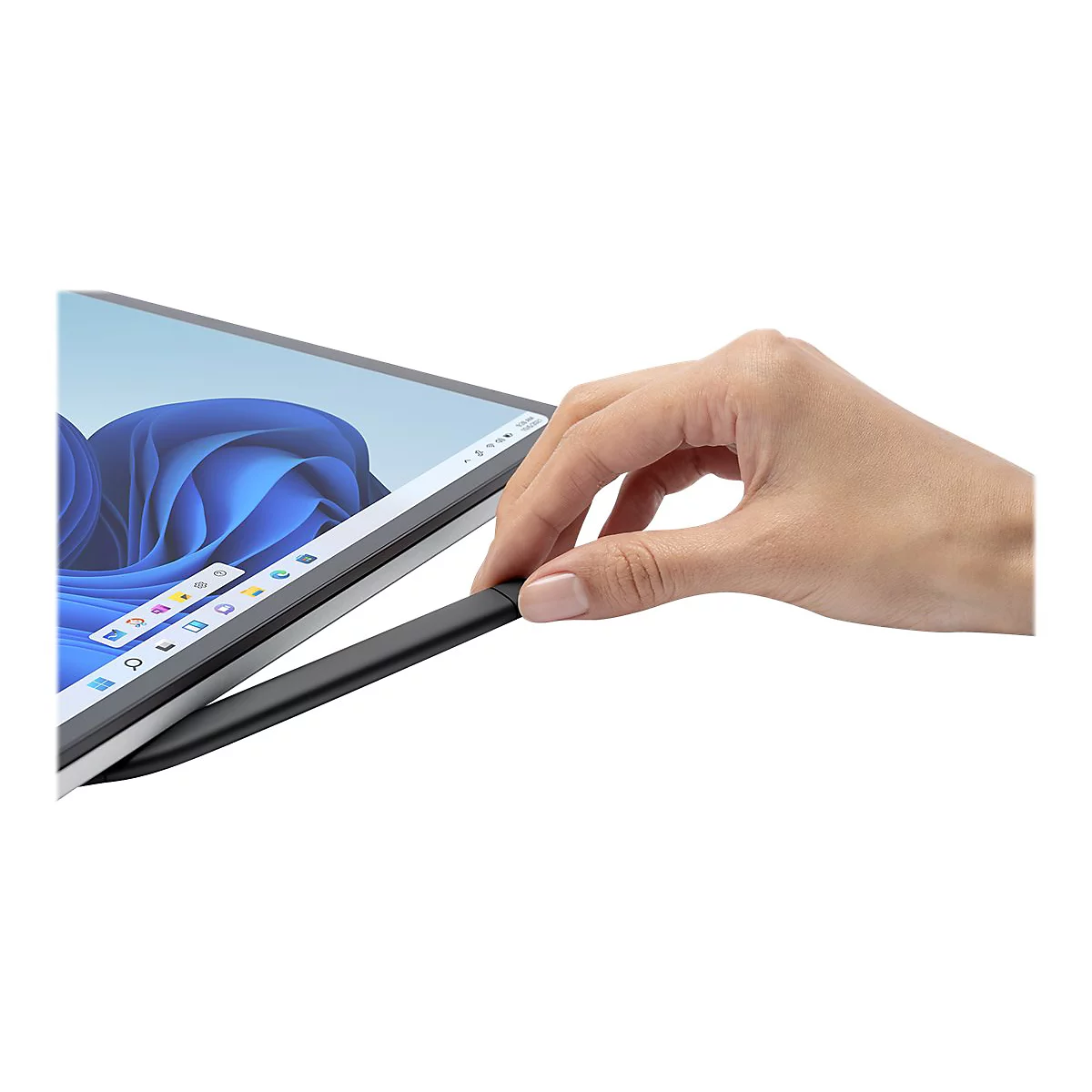 Une main tient un stylet noir sur l'Ã©cran d'une tablette. L'Ã©cran affiche le fond d'Ã©cran Windows.