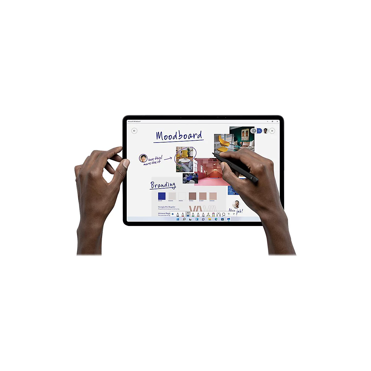 Mains tenant une tablette avec un stylo. Un moodboard avec des photos et du texte est affichÃ© Ã  l'Ã©cran. Le bord de la tablette est noir.