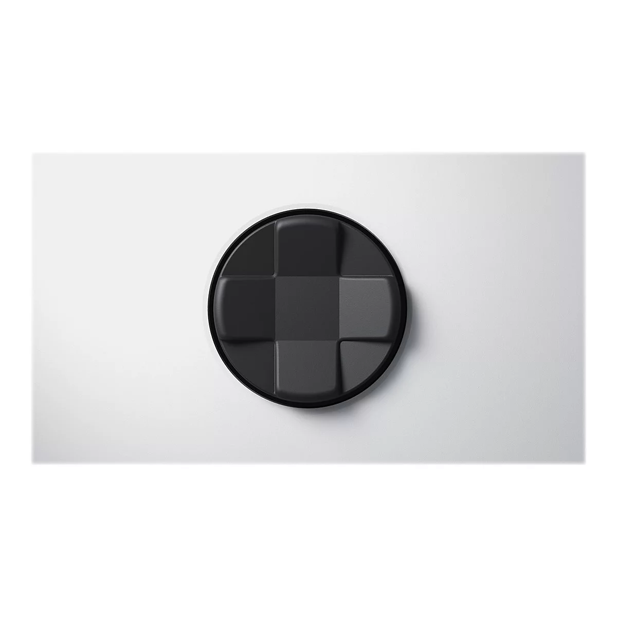 Bouton rond noir avec un motif carré sur fond blanc.