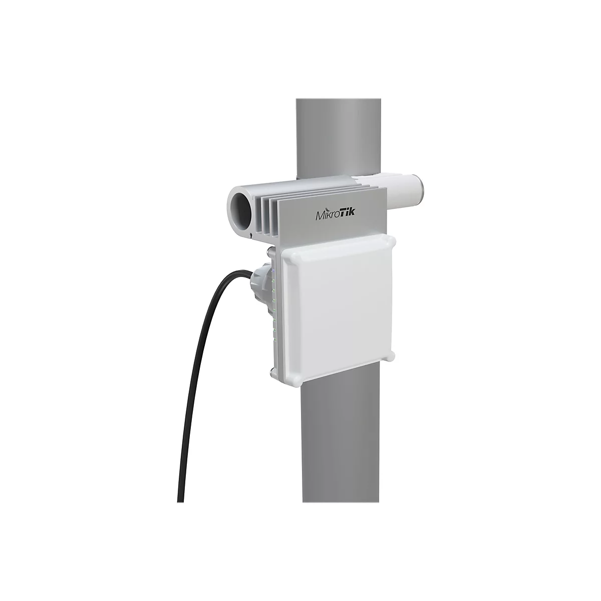 MikroTik-Funkantenne an einem grauen Mast montiert mit weißem quadratischem Gehäuse und schwarzem Kabel.