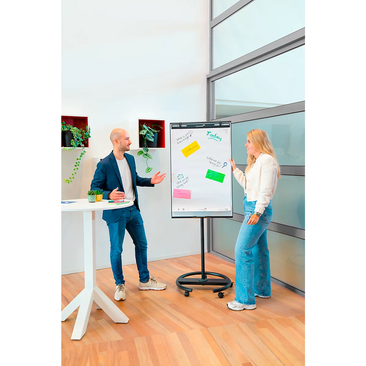 Mobiele flip-over Legamaster Sketch Easy, magnetisch whiteboard, ronde voet, incl. markeerplateau, B 680 x H 1050 mm, zwart en wit