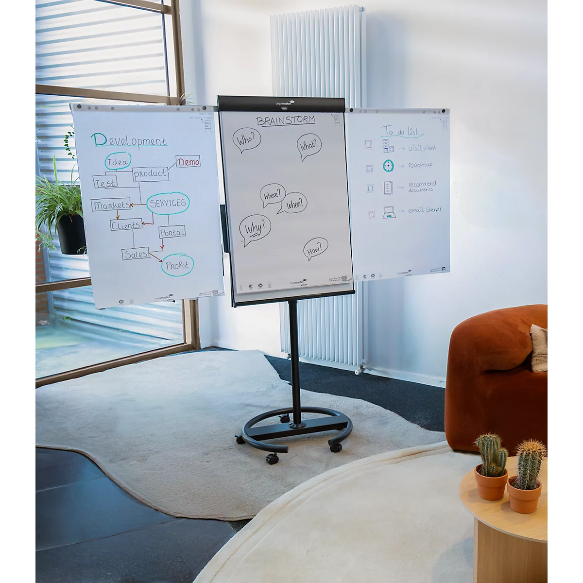 Mobiele flip-over Legamaster Sketch Pro, magnetisch bord, in hoogte verstelbaar, 2 zijarmen, ronde voet, incl. startset, B 680 x H 1050 mm, zwart en wit