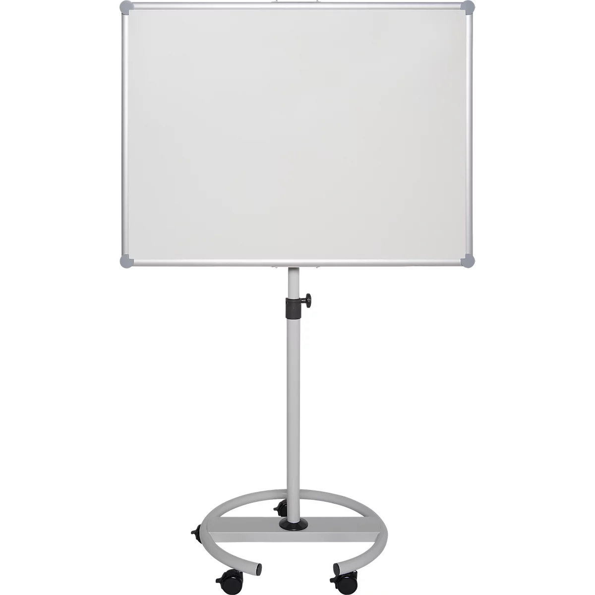Wit, mobiel whiteboard gemonteerd op een rolstandaard. Het frame is zilver.