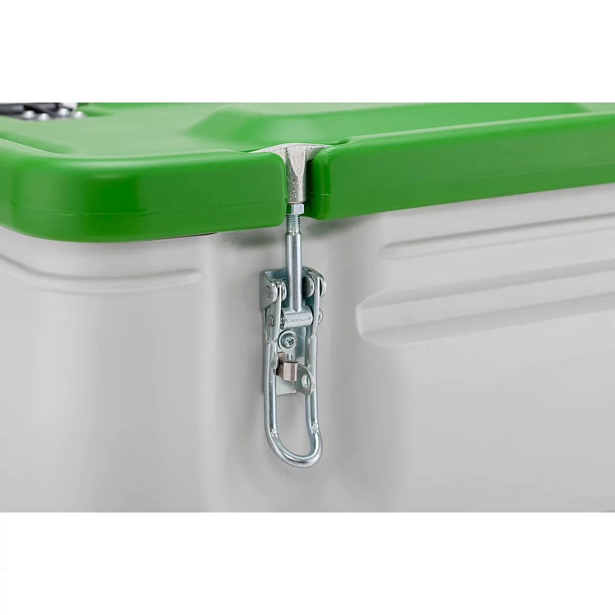 Gros plan sur un conteneur blanc avec un couvercle vert. Une fermeture métallique est fixée.