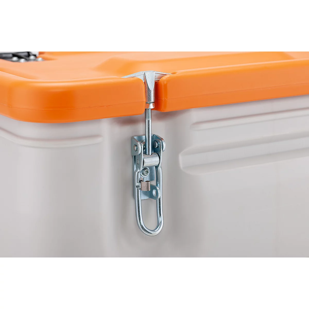Nahaufnahme einer orangefarbenen Kiste mit einem silbernen Schnappverschluss.