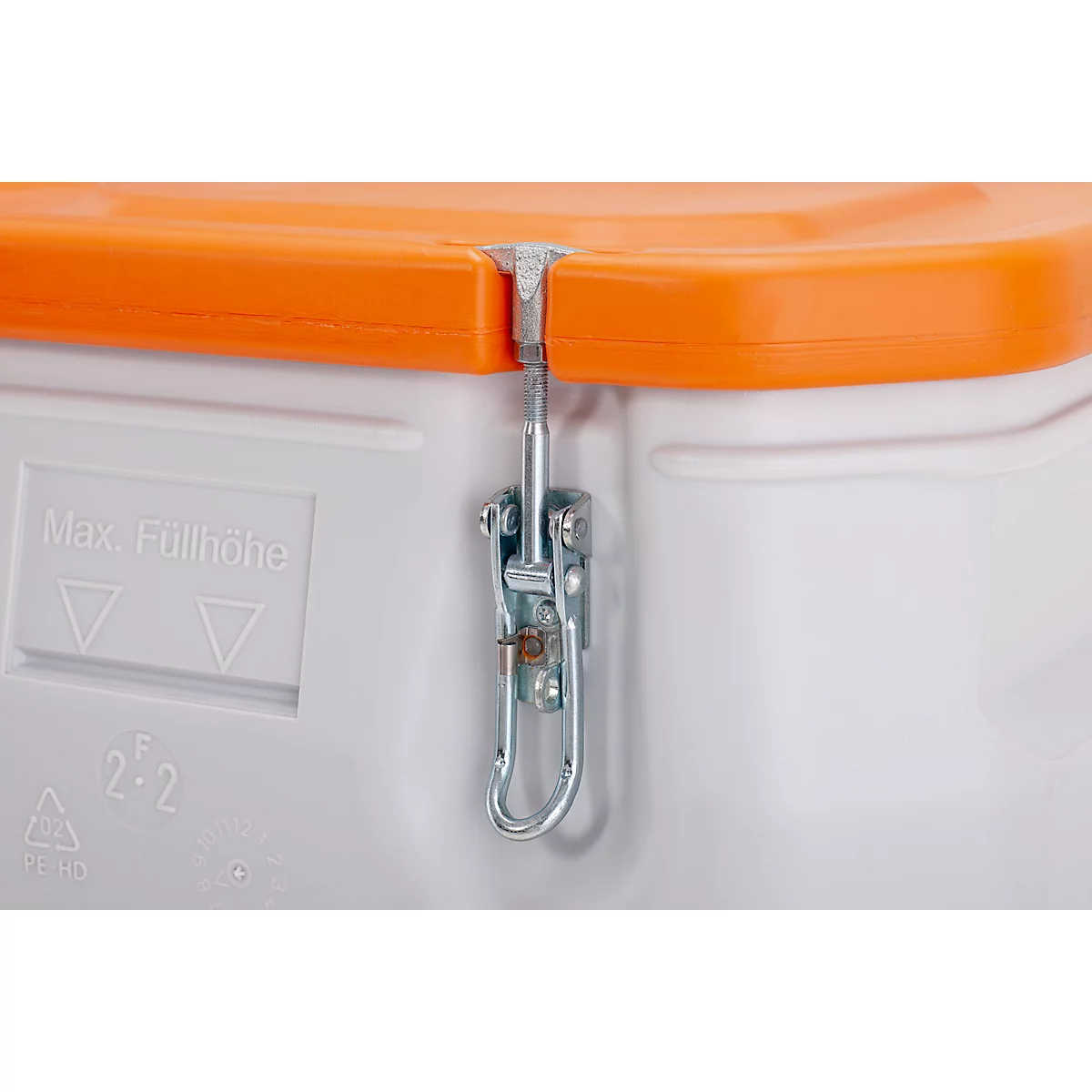 Detailaufnahme einer weißen Plastikbox mit einem orangefarbenen Deckel. Ein silberfarbener Verschluss wird durch ein Scharnier am Deckel befestigt. Aufschrift: Max. Füllhöhe.