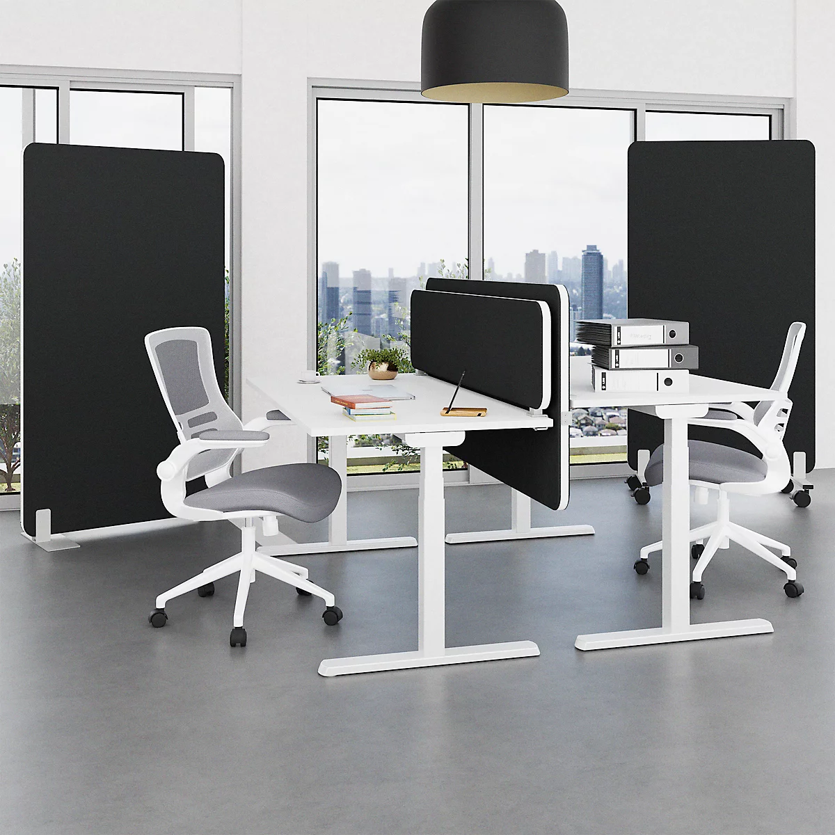 Büro mit Schreibtischen, Stühlen und Trennwänden. Im Hintergrund eine Skyline.