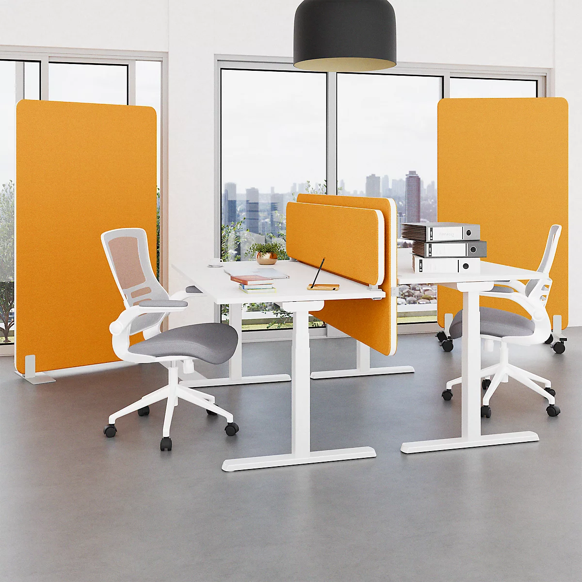Büro mit weißen Schreibtischen, Bürostühlen, orangefarbenen Trennwänden und Blick auf eine Stadt.