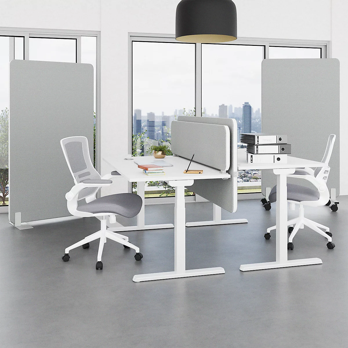 Büro mit Schreibtischen, Stühlen, Trennwänden, Stadtansicht im Hintergrund. Moderne Einrichtung.