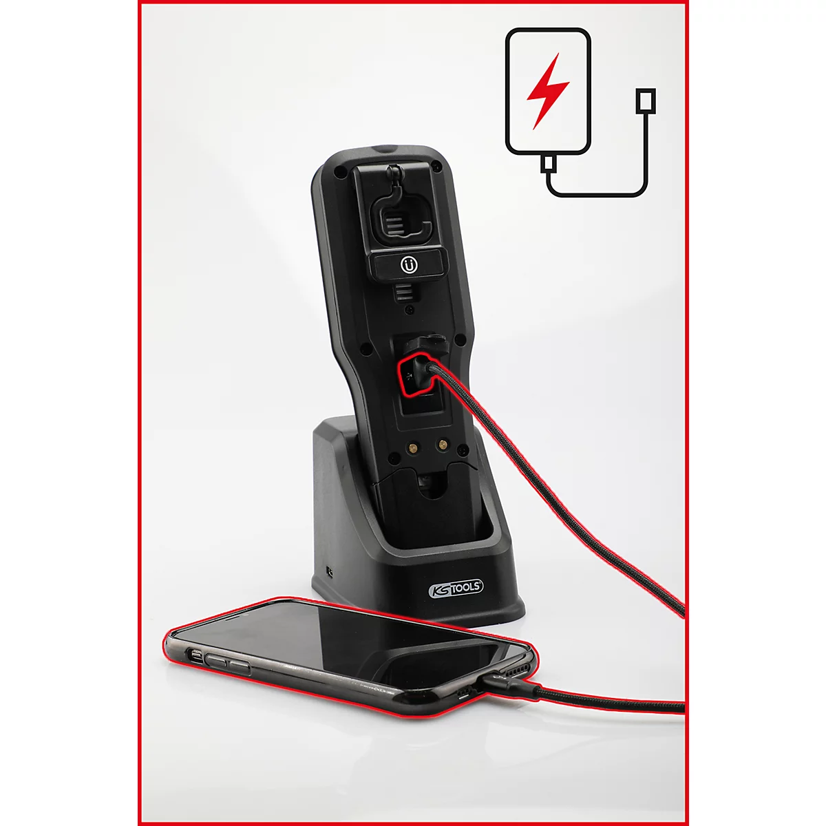 Schwarz-rotes Ladegerät mit Smartphone. Ein Kabel verbindet beide. Im Hintergrund Ladesymbol.