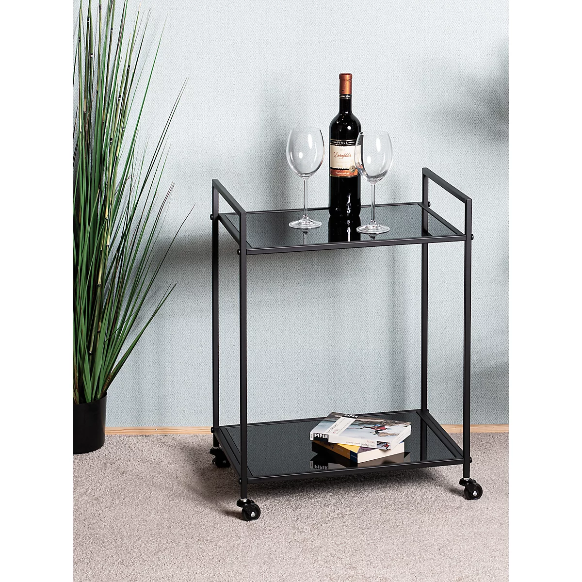 Schwarzer Servierwagen mit Wein, Gläsern und Büchern. Schwarzer Rahmen, zwei Etagen, Rollen.