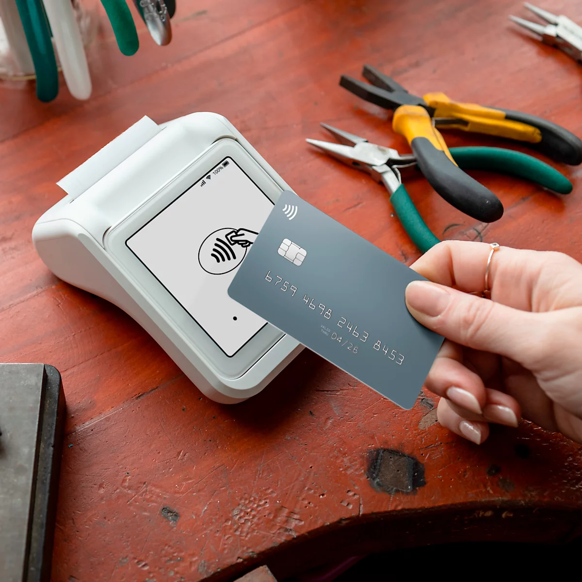 Mobiles SumUp Solo Kartenterminal mit integriertem Thermodrucker und All-in-One-Funktion zur Zahlung, Belegausgabe und Rückerstattung