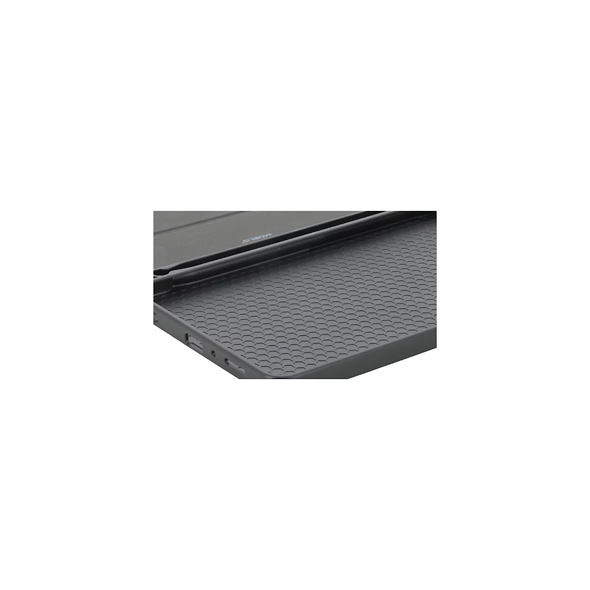 Nahaufnahme einer schwarzen Tablet-Hülle mit Wabenmuster. Links sind Öffnungen für Anschlüsse zu sehen.