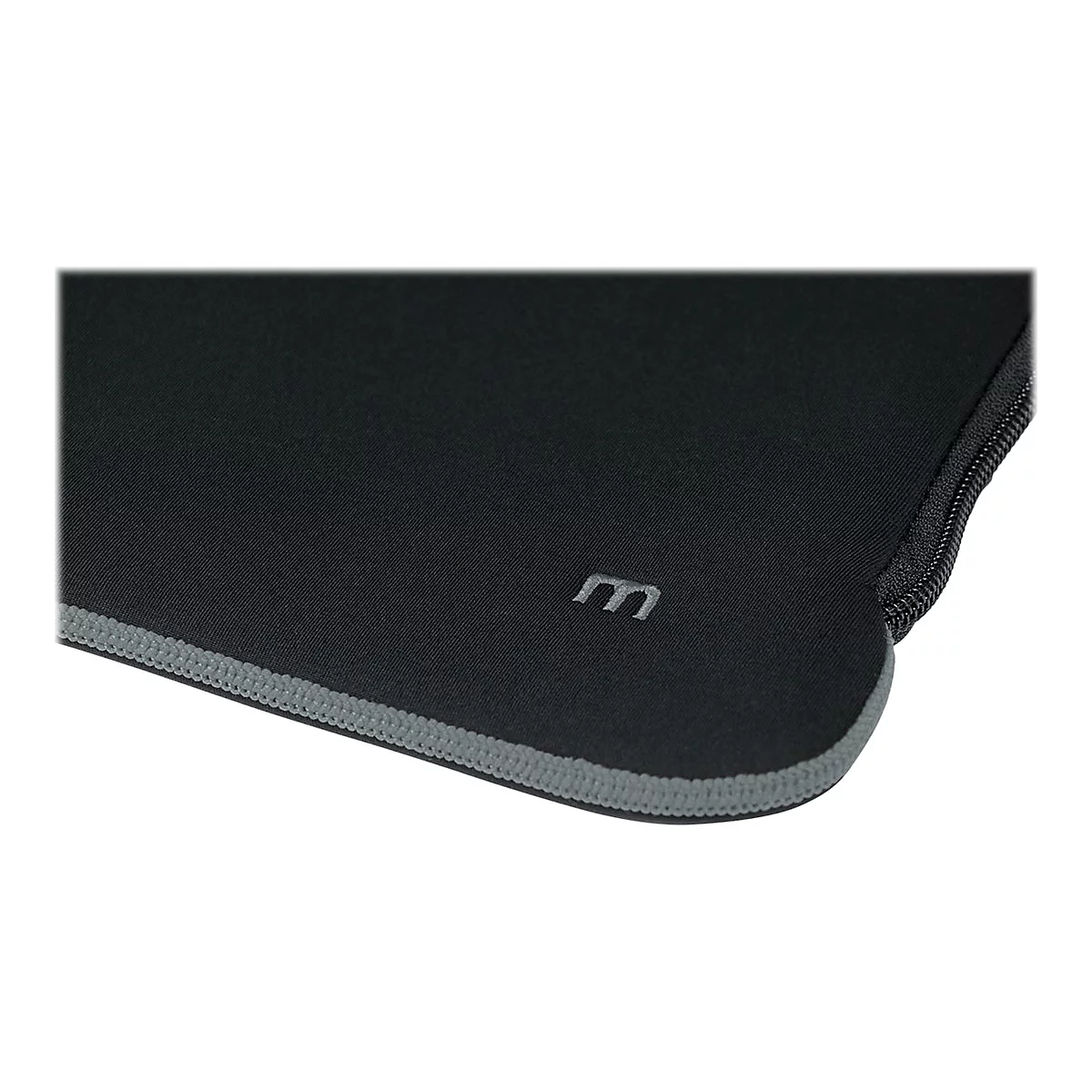 Detailansicht einer schwarzen Laptoptasche aus Stoff mit grauem Rand und dem Logo m.