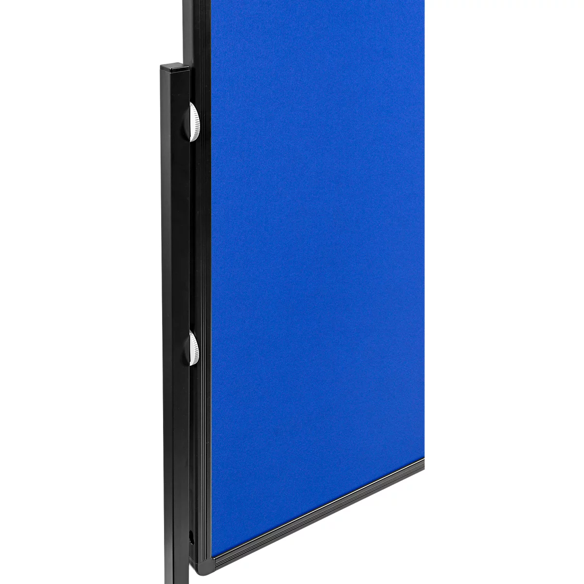 Detailansicht einer blauen Stellwand mit schwarzem Rahmen und zwei silbernen Verbindungsstücken an der Seite.