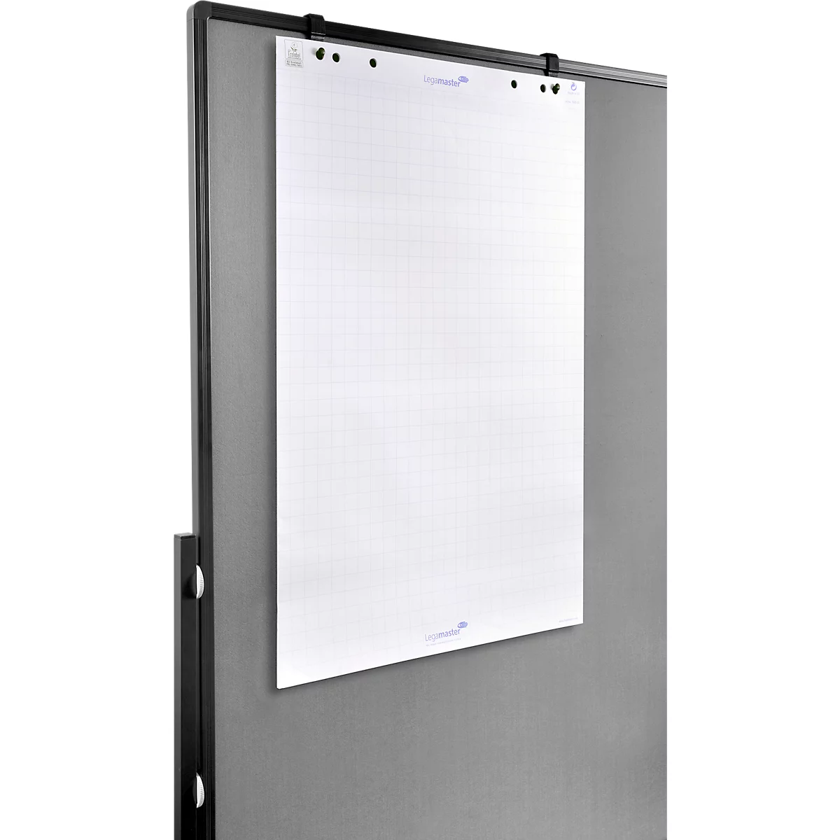 Ein weißer Flipchartblock hängt an einer grauen Magnettafel.