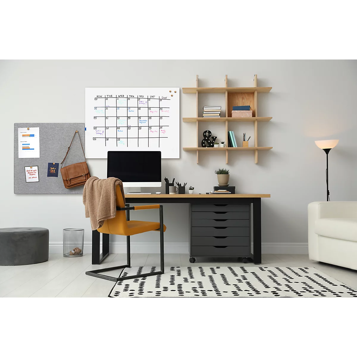 Bureau à domicile confortable avec bureau, calendrier, tableau d'affichage, chaise et tapis. Éclairage chaleureux, atmosphère lumineuse.