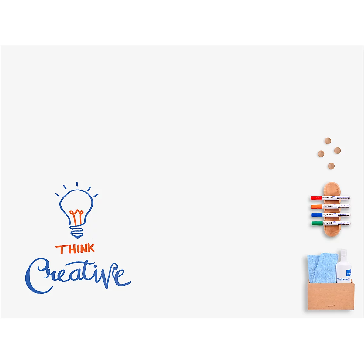Tableau blanc avec une ampoule et le texte "Think Creative", stylos, chiffon et nettoyant.