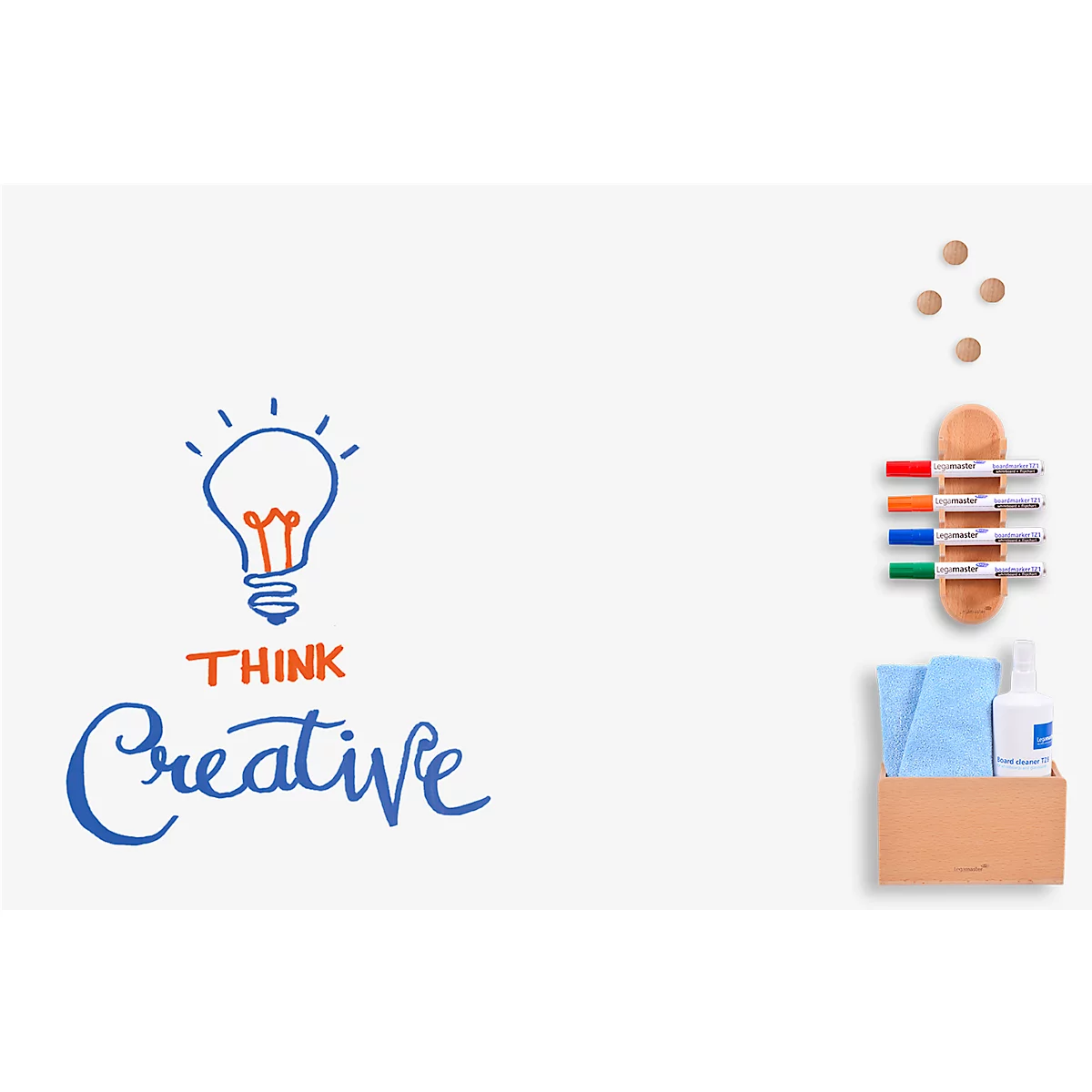 Esquisse d'une ampoule avec l'inscription "Think Creative" à côté. A droite des stylos, des chiffons, un produit de nettoyage.