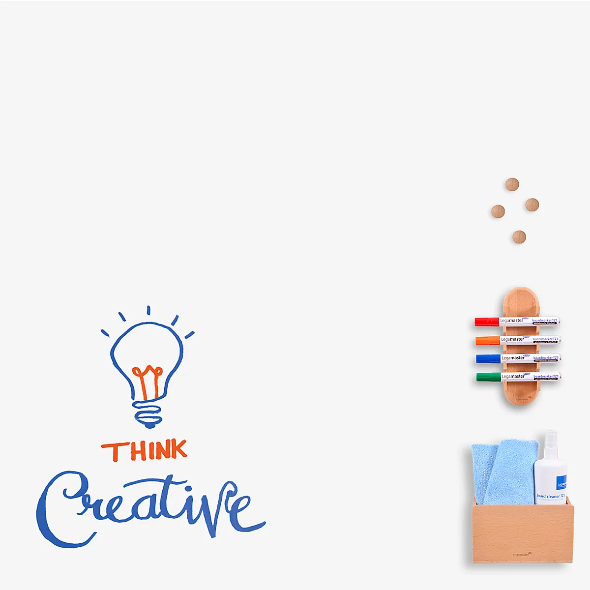 Tableau blanc avec les mots "Think Creative", une ampoule, des stylos, des aimants et des produits de nettoyage.