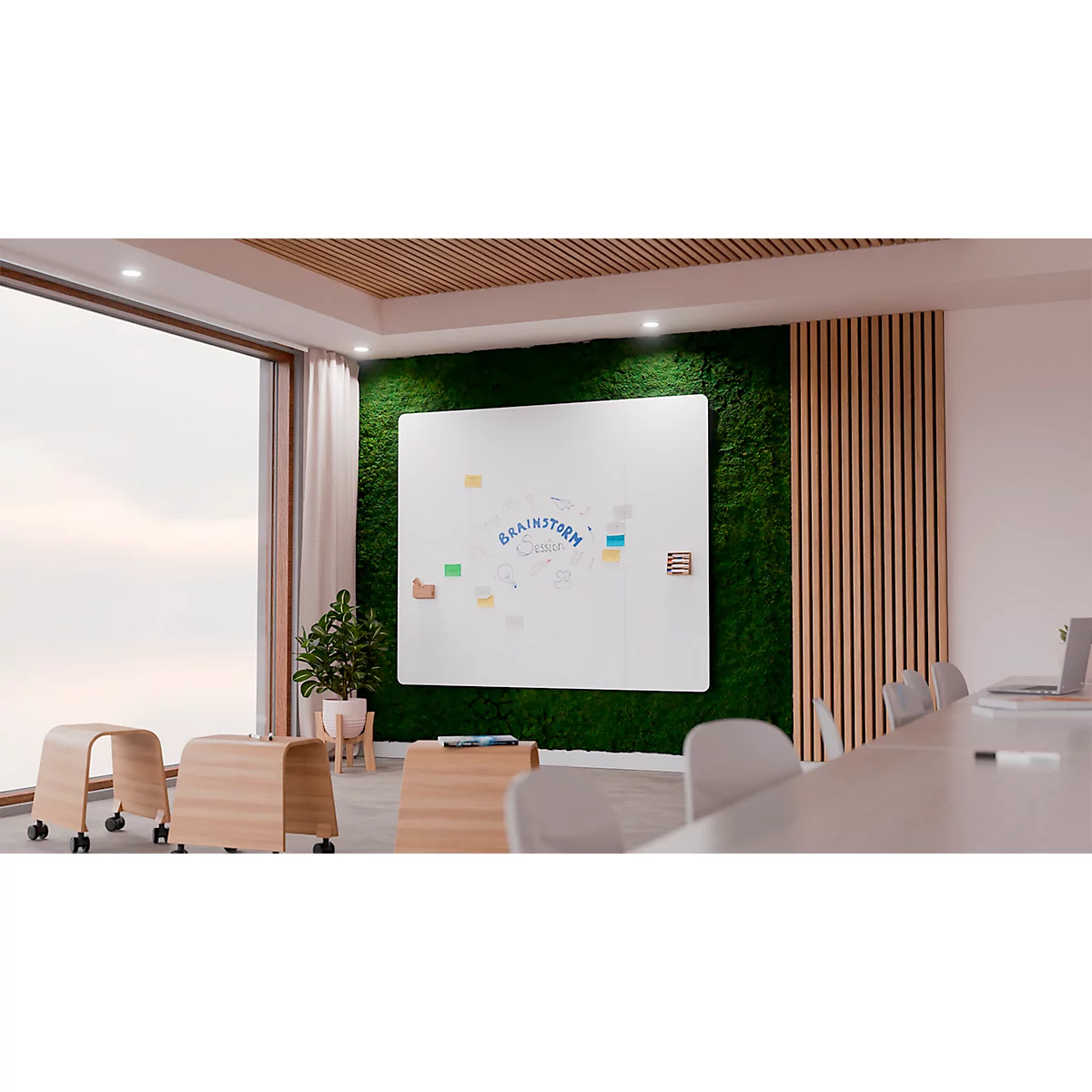Una moderna sala de conferencias con pared de musgo verde, una pizarra con "Brainstorm" y muebles de madera.