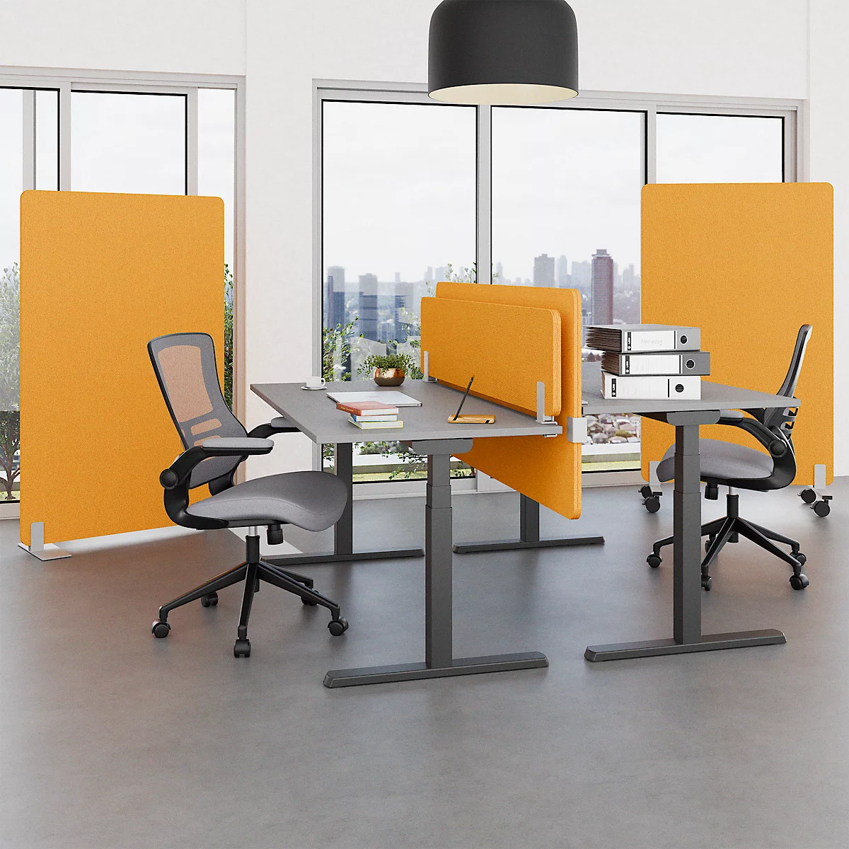 Kantoorinrichting met oranje scheidingswanden, grijze bureaus en stoelen, een uitzicht op een stad op de achtergrond.