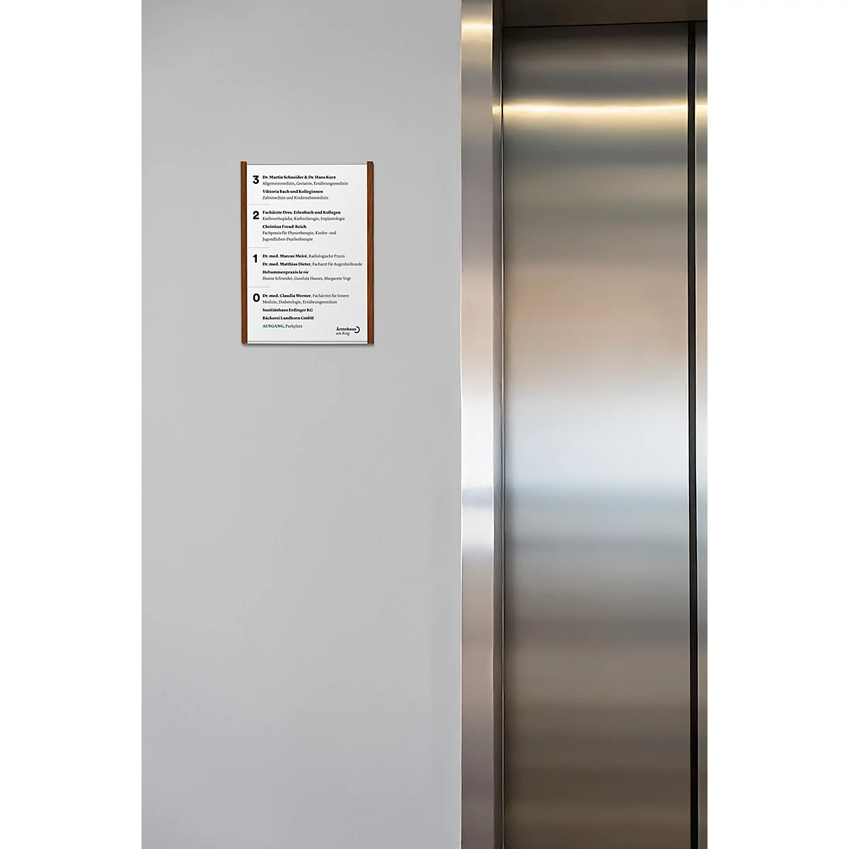 moedel wandbord LMH DIN A4, staand formaat, personaliseerbaar, zelfklevend of schroefbevestiging, B 221,5 x H 299,5 mm, zilver/walnoot